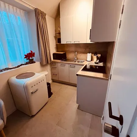 Christina's 1 Bed- Third Floor Ostende